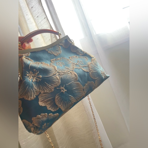 🤍NEW beautiful baby blue and gold kiss lock clutch purse Evening Cocktail Fancy - Picture 3 of 4